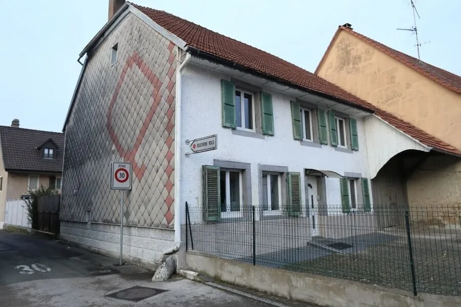 Grande edificio ristrutturato di 8 stanze in vendita ad Alle