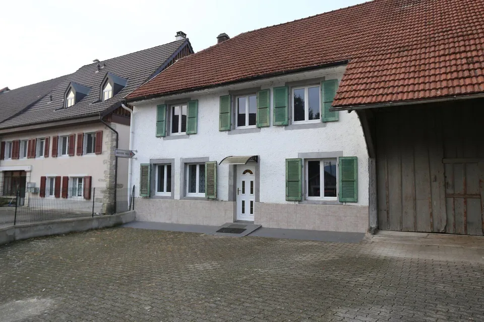 Grande bâtisse rénovée de 8 pièces à vendre à Alle