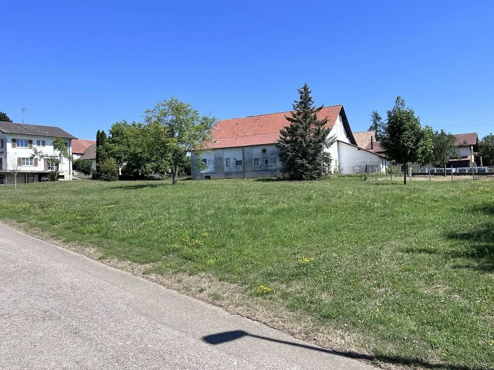 À vendre terrain à bâtir viabilisé et plat de 720 m2 à Bure