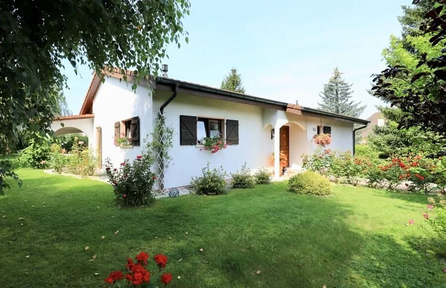 Villa mit 7 Zimmern auf einem großen Waldgrundstück in Porrentruy zu verkaufen