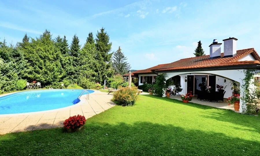 À Porrentruy villa de 7 pièces sur un vaste terrain boisé à vendre
