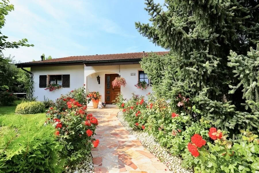 Villa mit 7 Zimmern auf einem großen Waldgrundstück in Porrentruy zu verkaufen