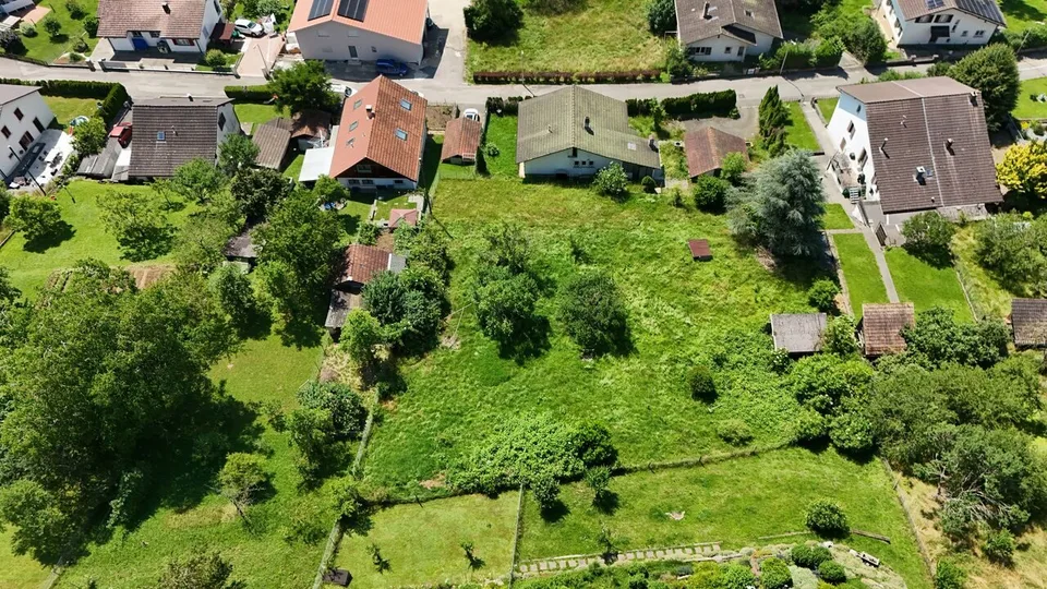 Terrain de 1'560 m2 à vendre dans le village de Fontenais