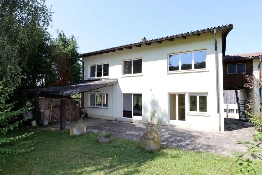 Sulle alture di Porrentruy, proprietà di 12 stanze in vendita