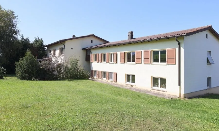 Sur les hauts de Porrentruy, domaine de 12 pièces à vendre