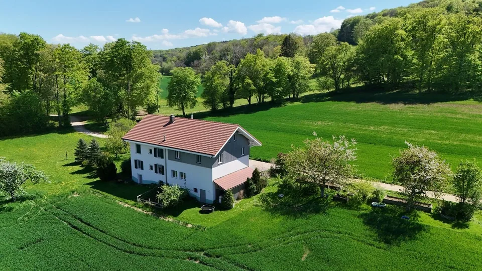 À vendre magnifique bâtisse jurassienne de 8 pièces à Damvant