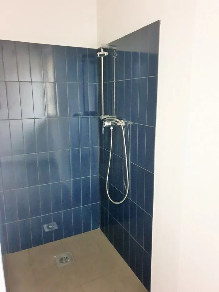 Zu verkaufen Mietshaus mit 2 Wohnungen und 1 Gewerbefläche in Asuel