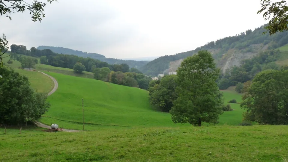 Zu verkaufen Mietshaus mit 2 Wohnungen und 1 Gewerbefläche in Asuel