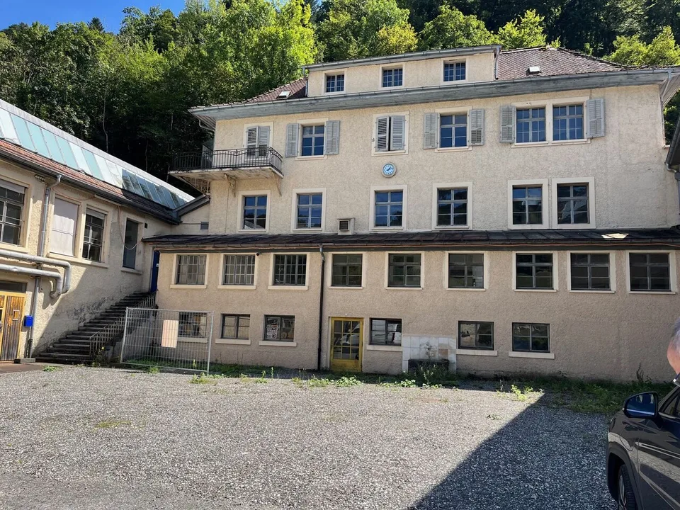 Zu verkaufen in St-Ursanne Industriegebiet mit vermieteten Flächen