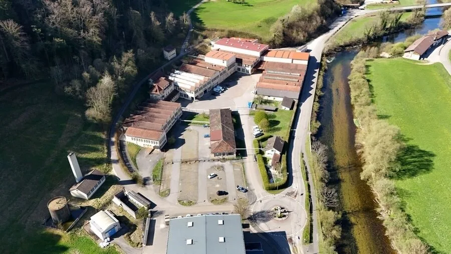Zu verkaufen in St-Ursanne Industriegebiet mit vermieteten Flächen