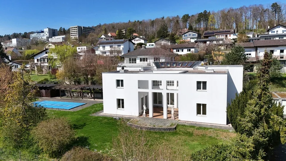 Située à Porrentruy villa d'architecte de 9 pièces