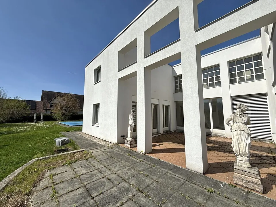 Située à Porrentruy villa d'architecte de 9 pièces