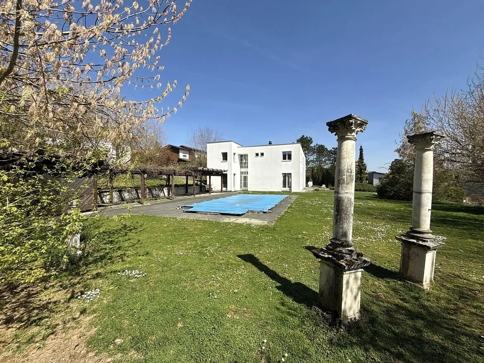Située à Porrentruy villa d'architecte de 9 pièces