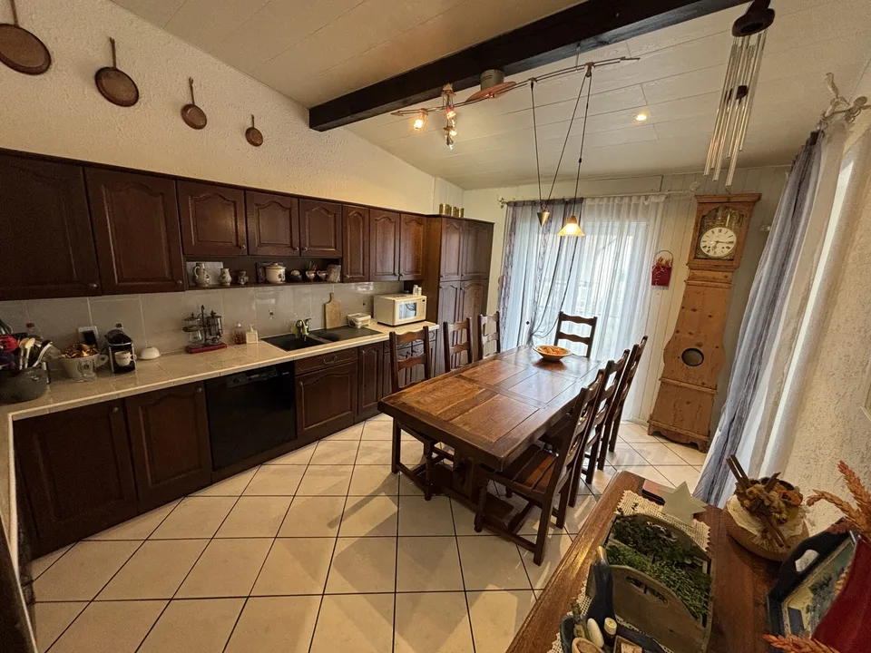 Affascinante casa di 6,5 stanze situata a Chevenez