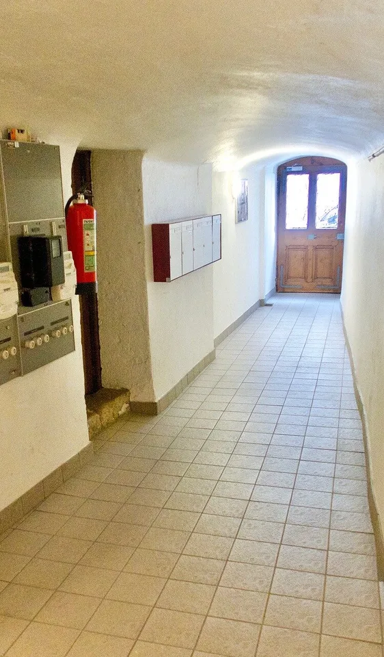 Edificio con 4 appartamenti e 1 spazio commerciale in vendita