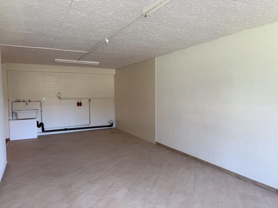 Vielseitiger Gewerberaum von 122m2 mit Keller und Parkplätzen – Foto 10 von 13