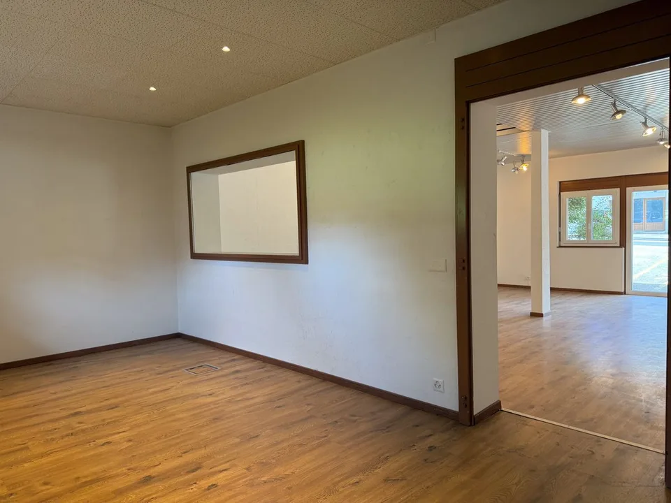 Vielseitiger Gewerberaum von 122m2 mit Keller und Parkplätzen – Foto 11 von 13