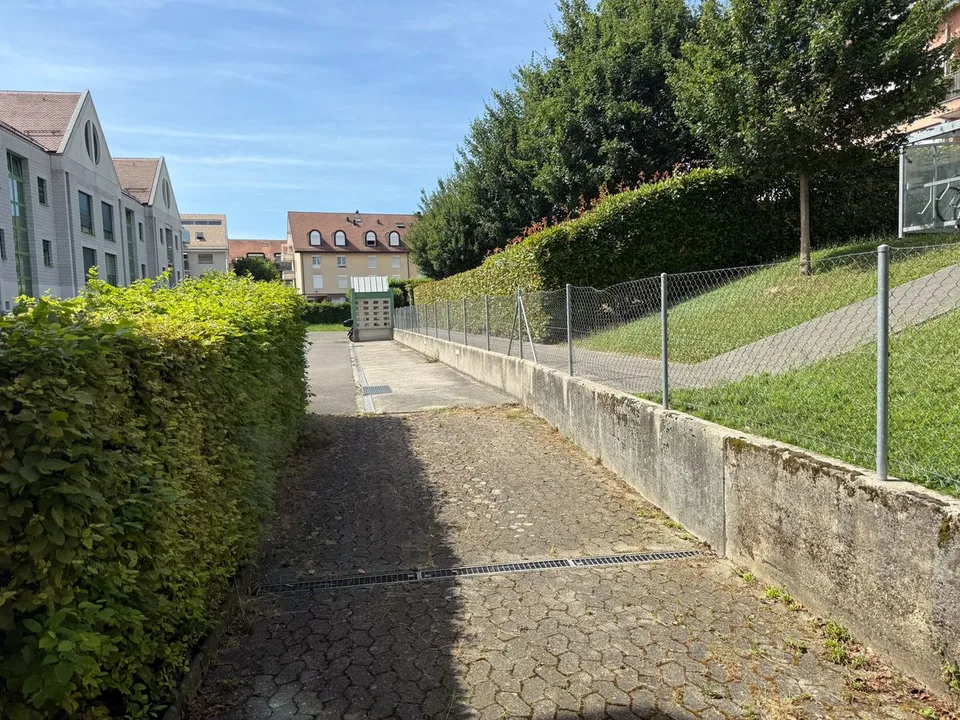 Vielseitiger Gewerberaum von 122m2 mit Keller und Parkplätzen – Foto 9 von 13