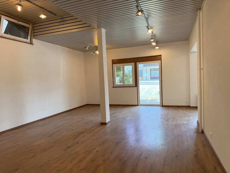 Vielseitiger Gewerberaum von 122m2 mit Keller und Parkplätzen – Foto 12 von 13
