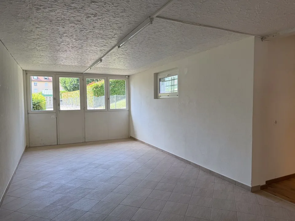 Vielseitiger Gewerberaum von 122m2 mit Keller und Parkplätzen – Foto 8 von 13