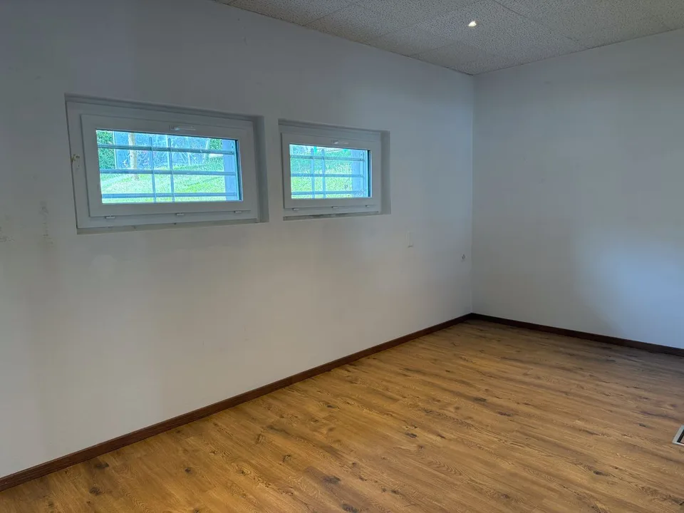 Vielseitiger Gewerberaum von 122m2 mit Keller und Parkplätzen – Foto 6 von 13