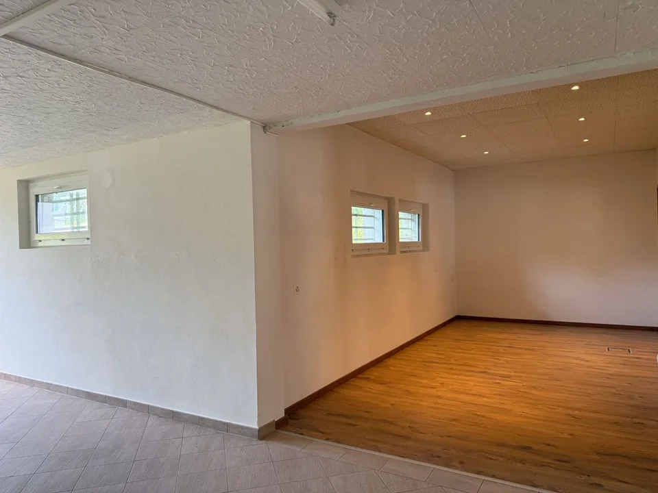 Vielseitiger Gewerberaum von 122m2 mit Keller und Parkplätzen – Foto 7 von 13
