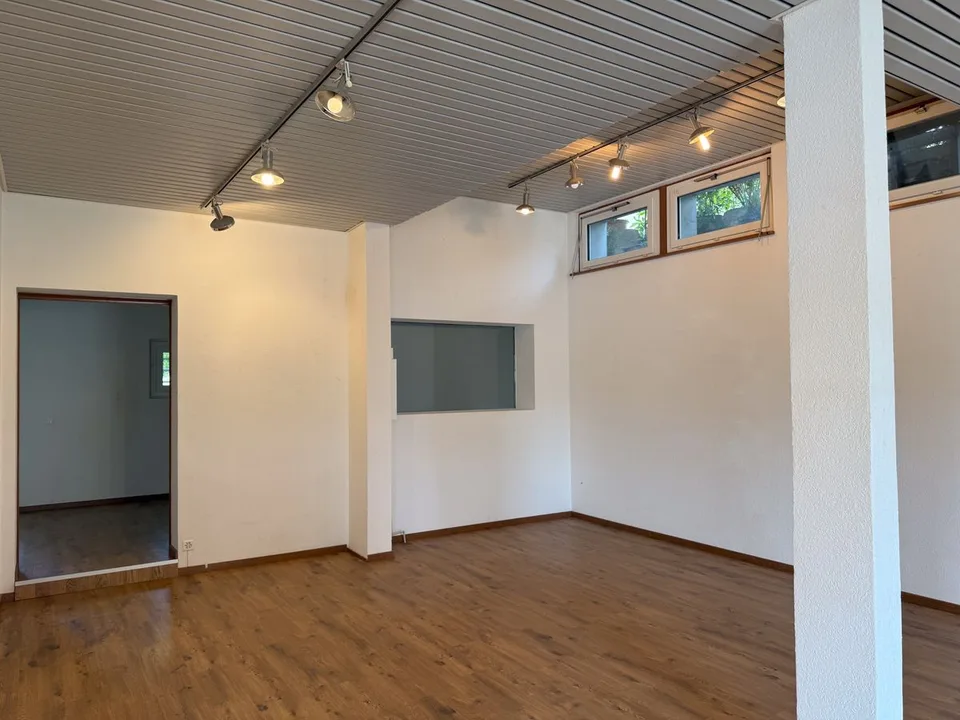 Locali commerciali polivalenti di 122m2 con seminterrato e parcheggi