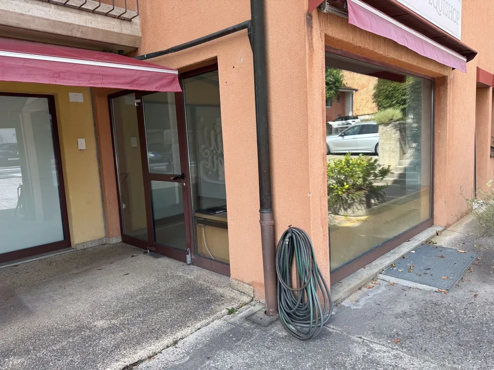Vielseitiger Gewerberaum von 122m2 mit Keller und Parkplätzen – Foto 13 von 13