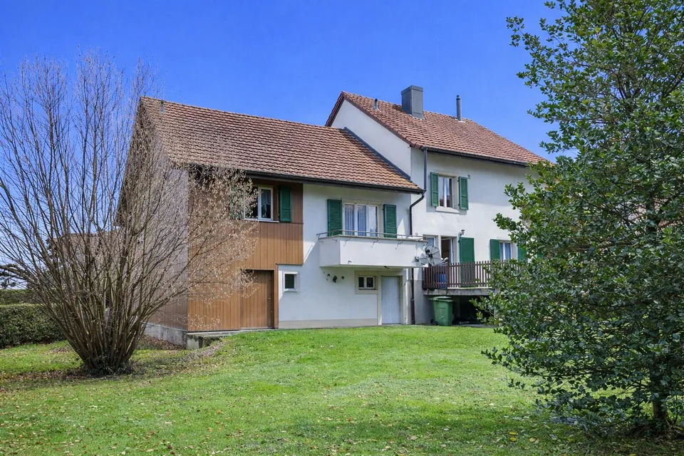 Grande casa di villaggio nel villaggio di Châtillon nel Jura