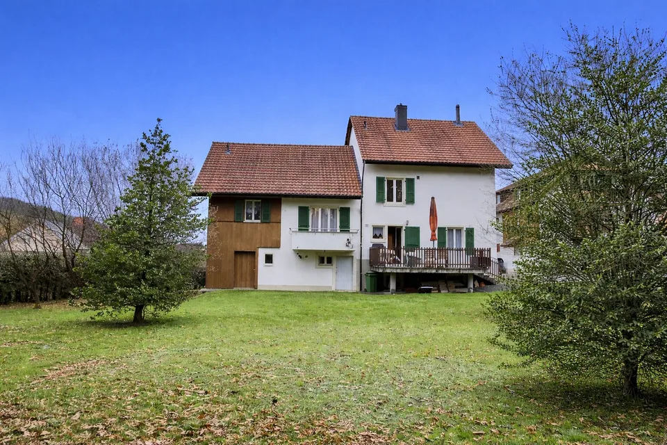 Grande casa di villaggio nel villaggio di Châtillon nel Jura