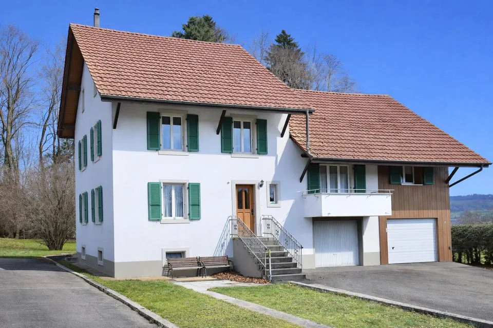 Grande maison villageoise dans le village de Châtillon dans le Jura