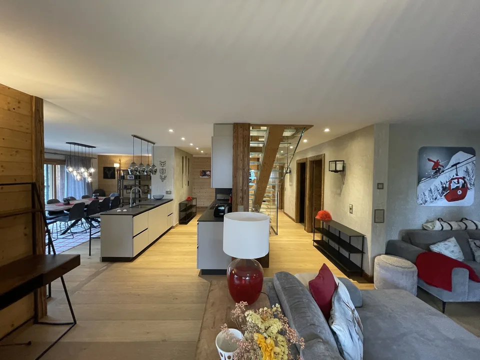 Exceptionnel chalet de haut standing en pierre et vieux bois A DEUX PAS DU CENTRE DE CRANS et DU GOLF