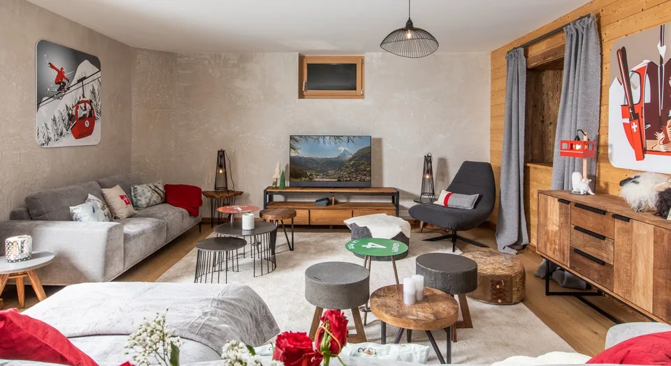Eccezionale chalet di alta gamma in pietra e legno antico a due passi dal centro di Crans e dal golf