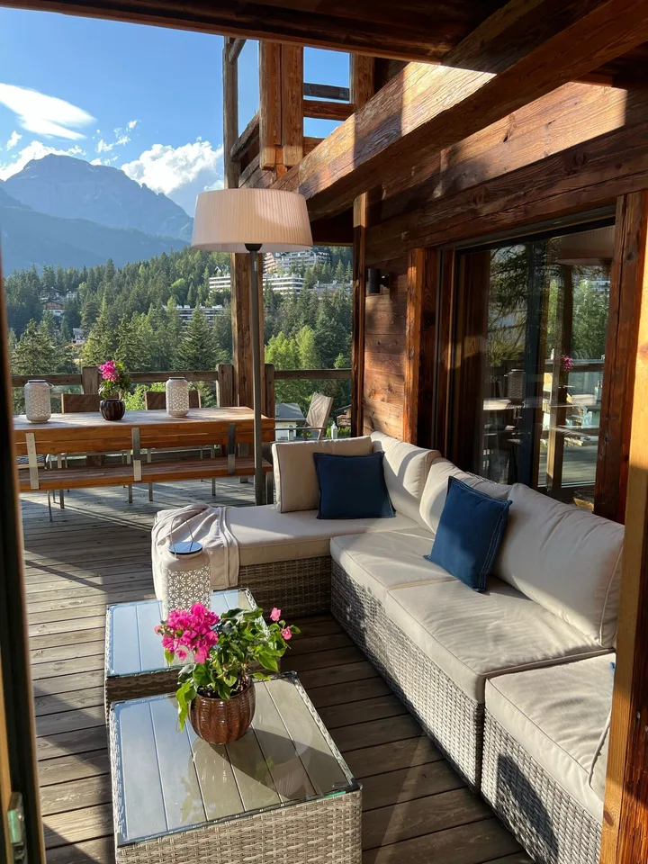 Eccezionale chalet di alta gamma in pietra e legno antico a due passi dal centro di Crans e dal golf