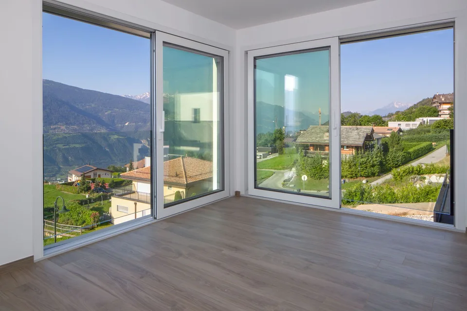 Villa nuova moderna e luminosa