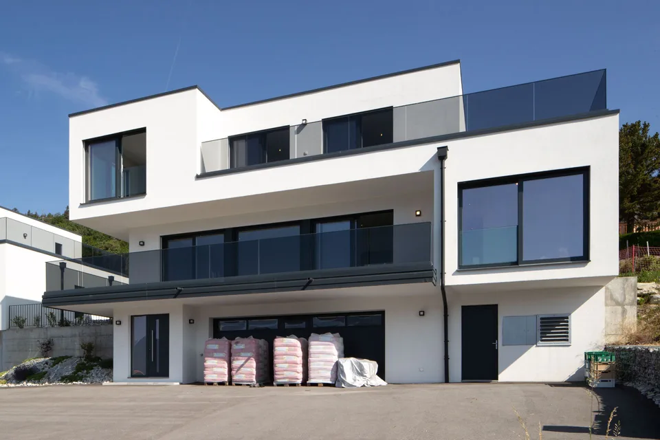 Villa nuova moderna e luminosa