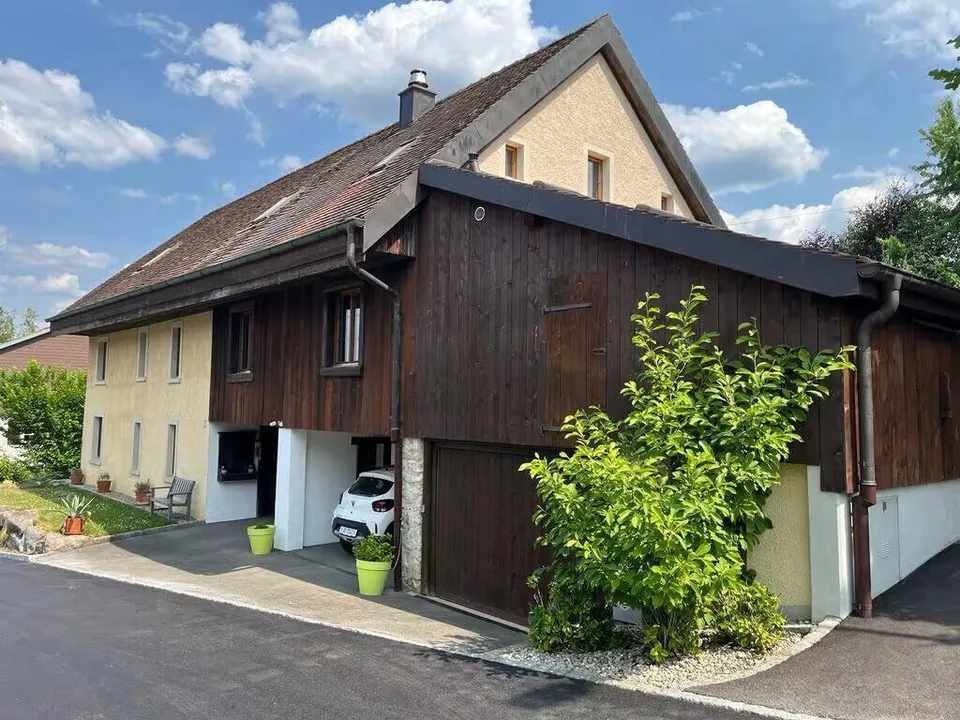 Maison de 9,5 pièces à vendre dans le village de Courtételle