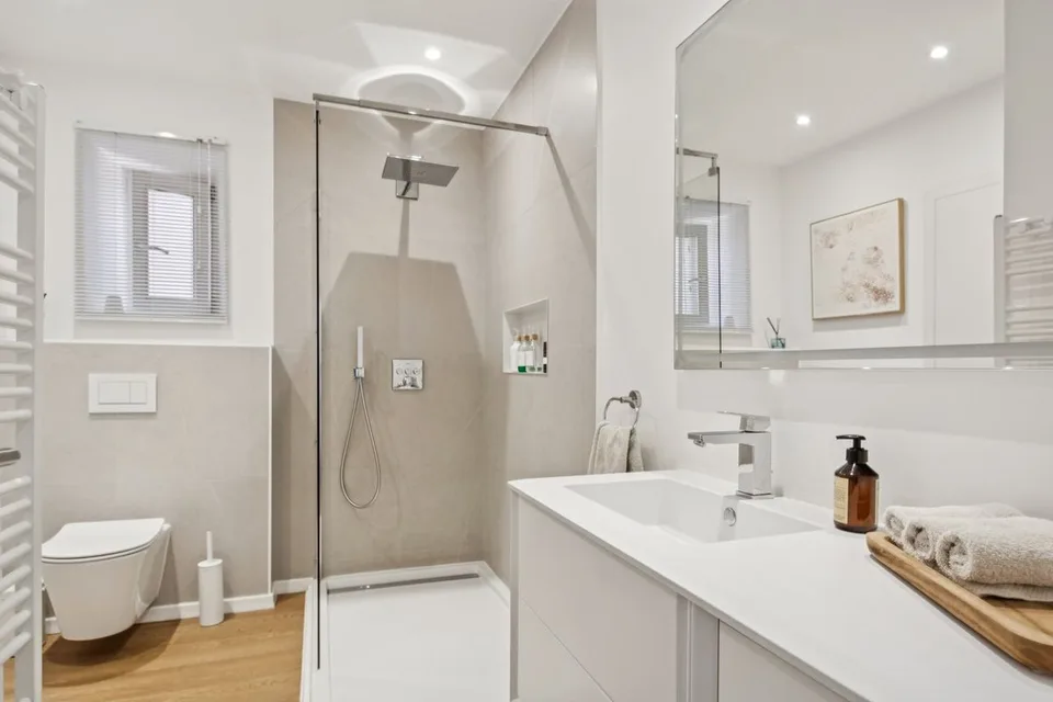 Seltenheit im Herzen von Reconvilier: Renovierte 4,5-Zimmer-Wohnung – Foto 12 von 13