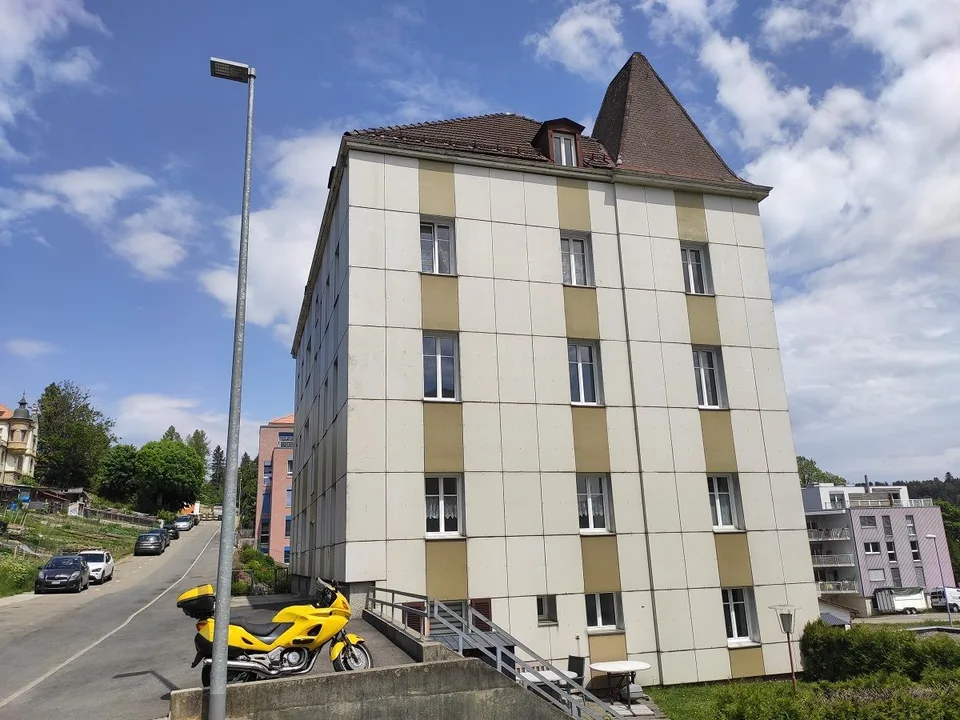 Immobile a reddito con 9 appartamenti, 1 laboratorio e 8 garage