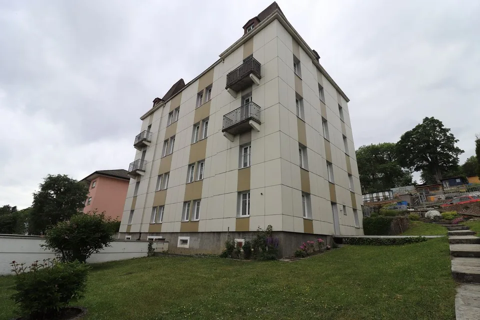 Immobile a reddito con 9 appartamenti, 1 laboratorio e 8 garage