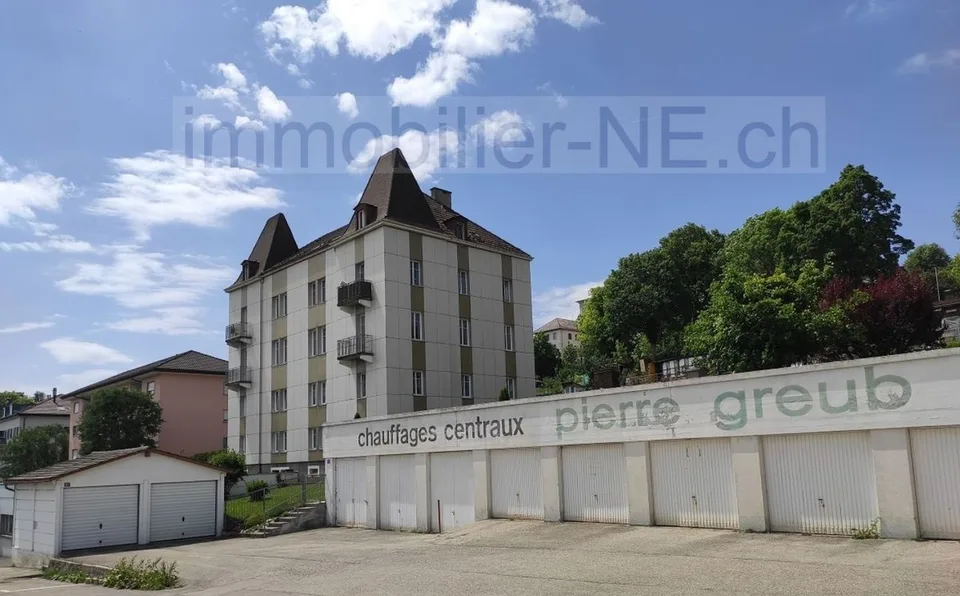 Immeuble de rendement avec 9 appartements, 1 atelier et 8 garages