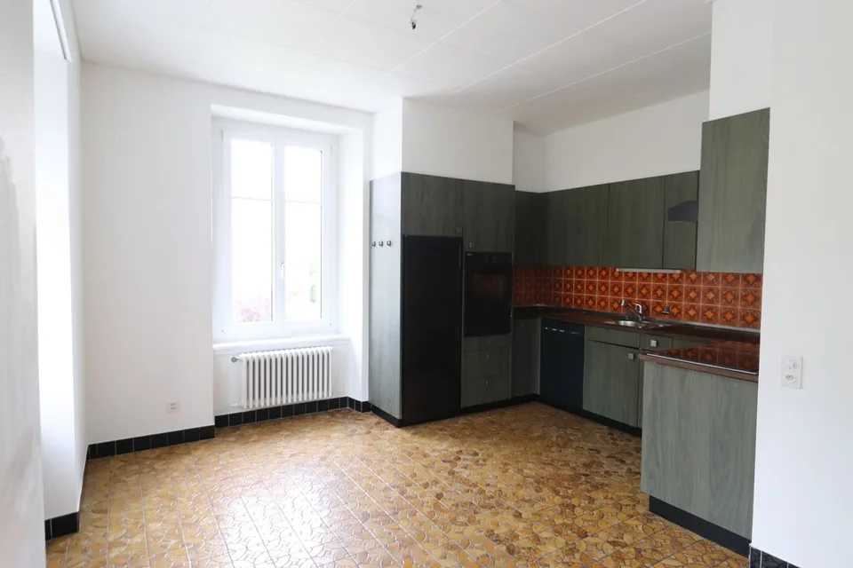 Immobile a reddito con 9 appartamenti, 1 laboratorio e 8 garage