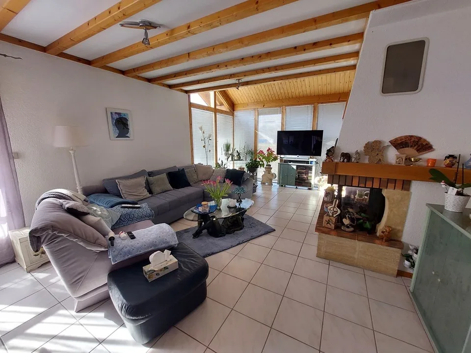 Geräumige Villa mit unabhängiger Wohnung im Untergeschoss