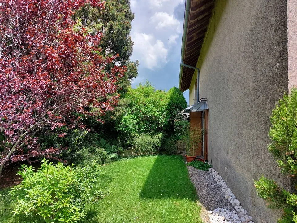 Incantevole cascina con vista lago e Alpi, composta da due appartamenti e un fienile