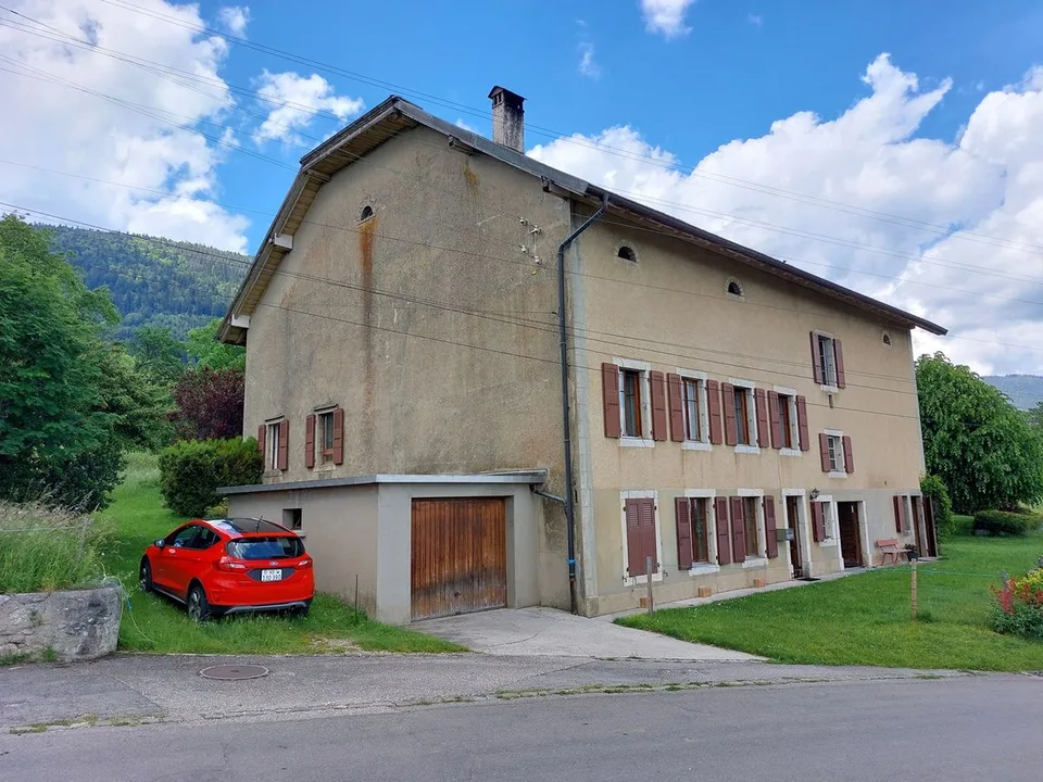 Charmante ferme avec vue sur le lac et les Alpes, comprenant deux appartements et une grange