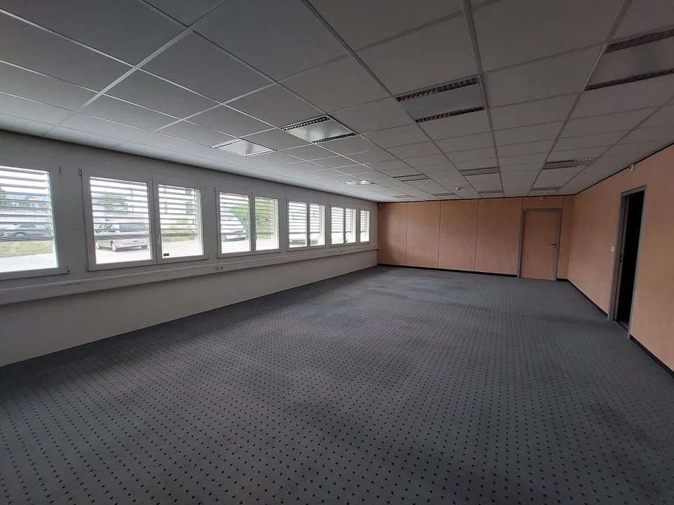 Immeuble commercial avec 23 places de parc extérieures – photo 10 sur 13