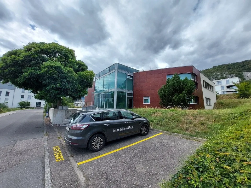 Immeuble commercial avec 23 places de parc extérieures