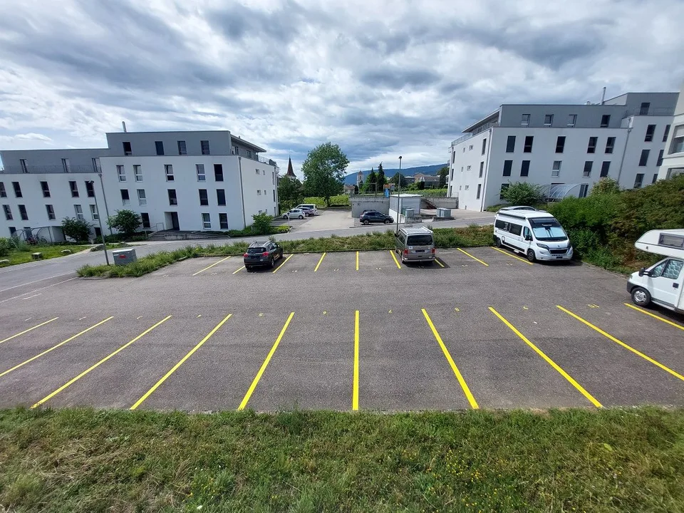 Edificio commerciale con 23 posti auto esterni