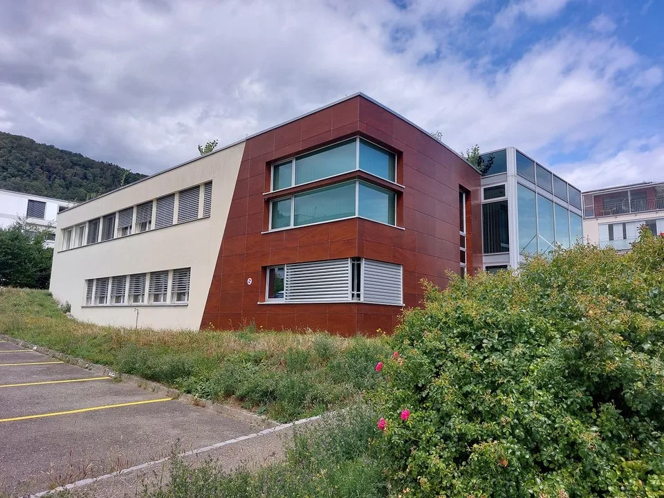 Edificio commerciale con 23 posti auto esterni