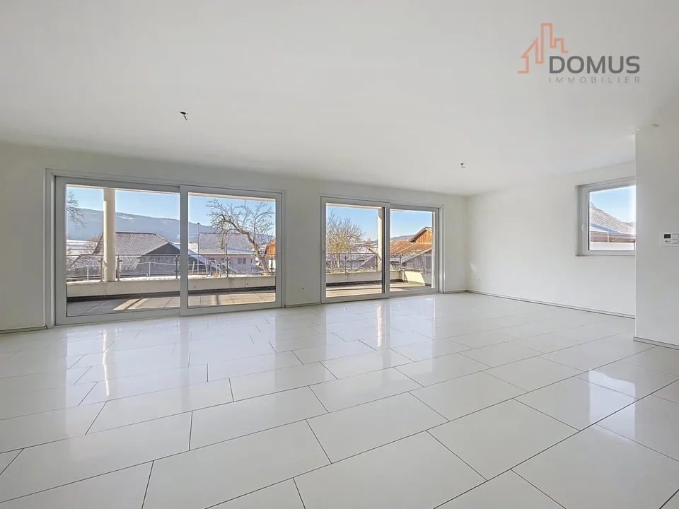 Ampio appartamento moderno con grande terrazza in edificio recente